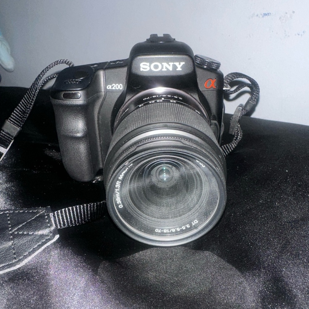 Sony α200 DSLR Camera in Classic Black